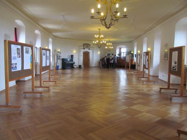 Rittersaal mit Pinnwänden Klavier und Kronleuchtern