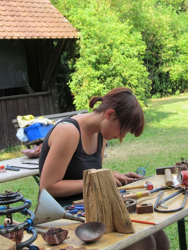 Frau bei Seminararbeit im Freien