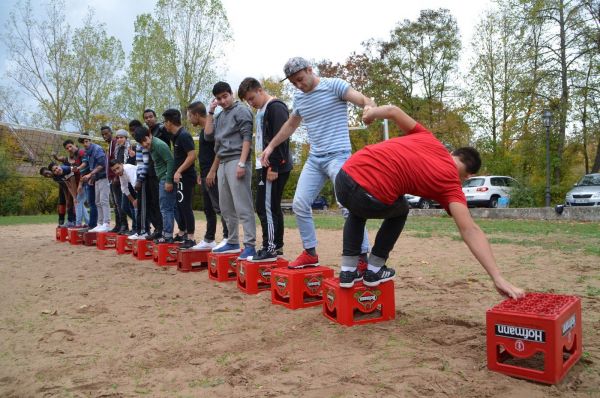 Gruppe balanciert über Bierkisten