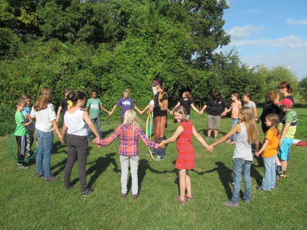 Gruppe im Kreis im Freien