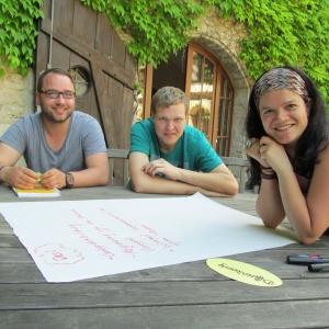 Menschen bei der Seminararbeit im Innenhof