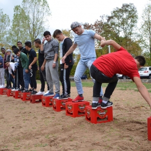 Gruppe balanciert auf Bierkästen