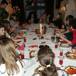 Menschen am gedeckten Tisch