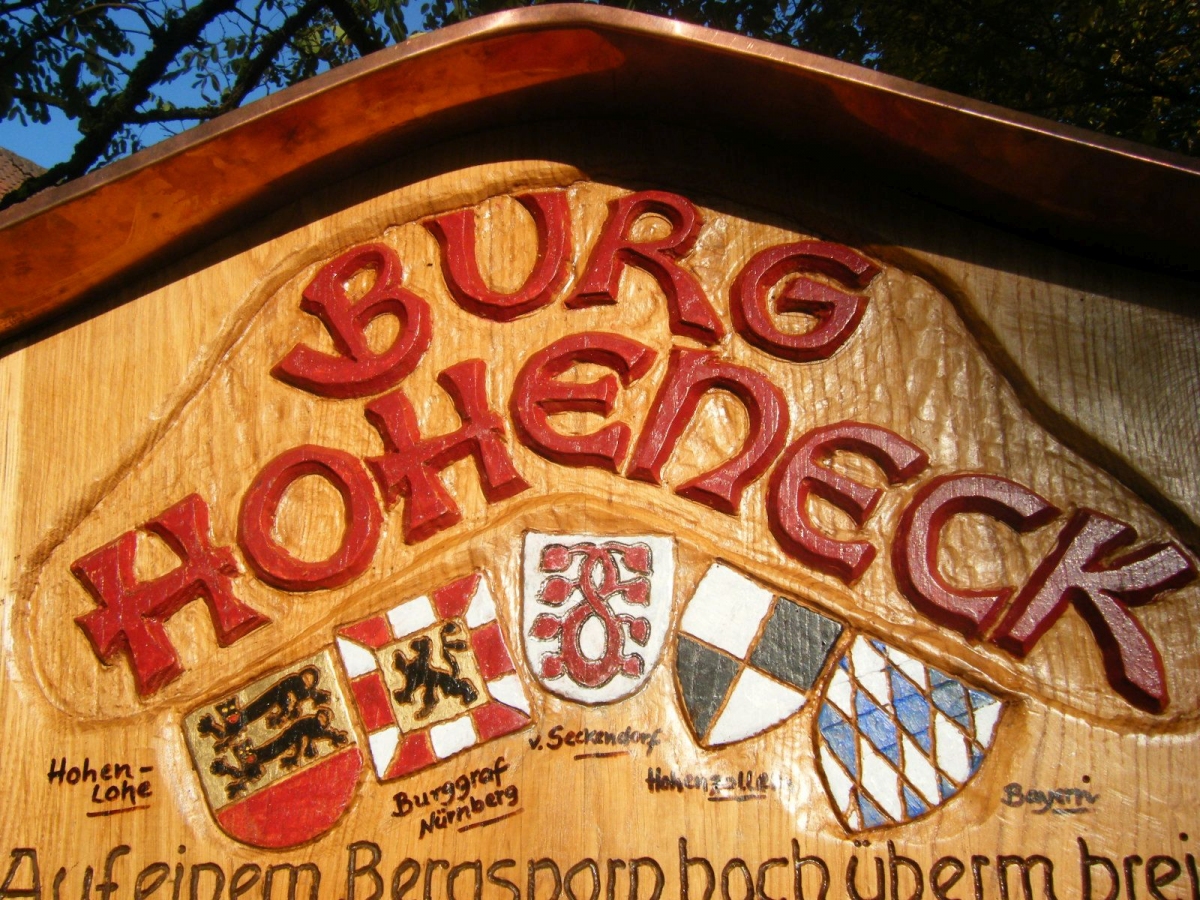 Schriftzug Burg Hoheneck, geschnitzte Holztafel