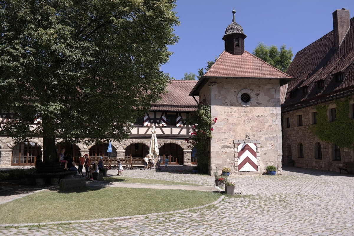 Brunnenturm und Burglinde