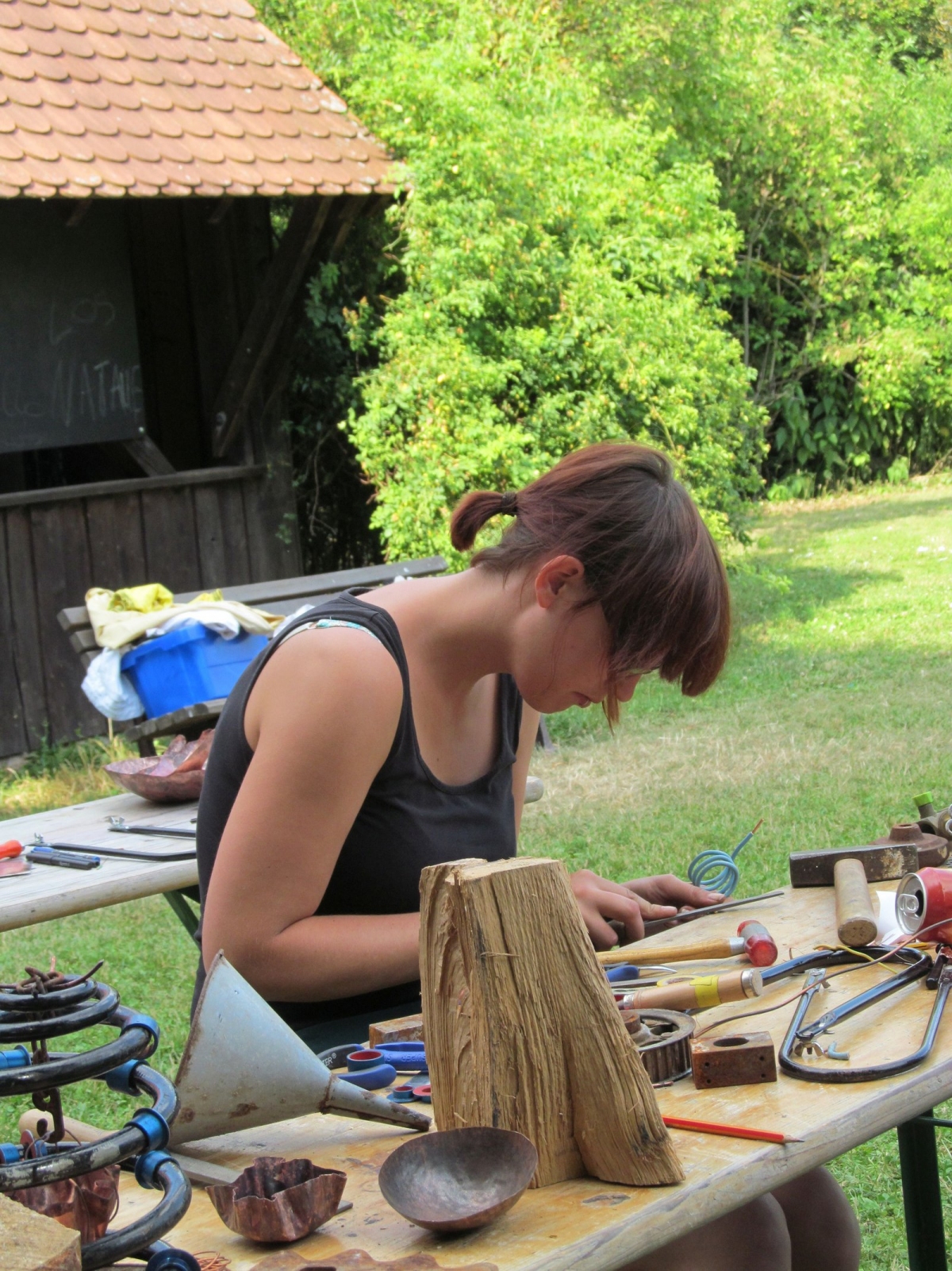 Frau bei Werkarbeiten im Freien