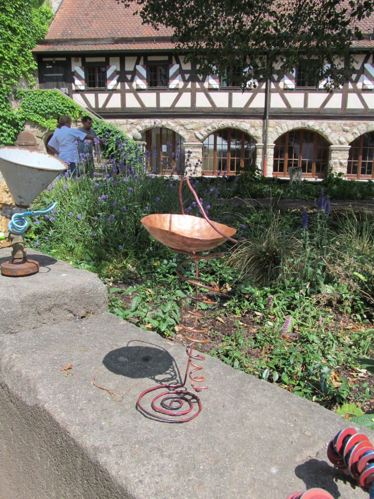 Metallkunstwerke im Innenhof