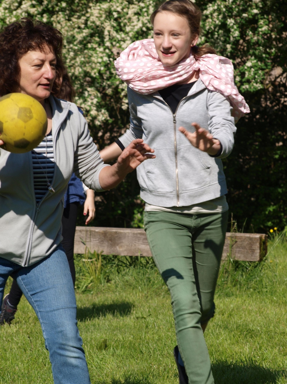 Zwei Frauen beim Ballspiel