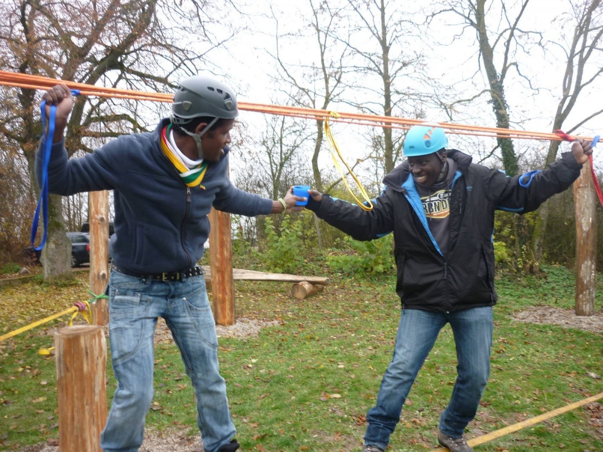 Zwei Jugendliche im Niedrigseilparcours