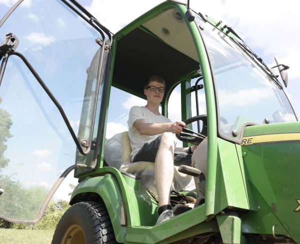 Junger Mann mit Traktor