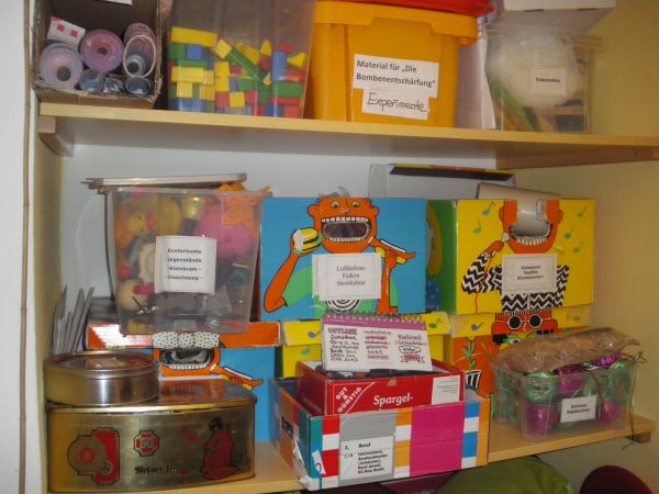 Regal mit bunten Kisten