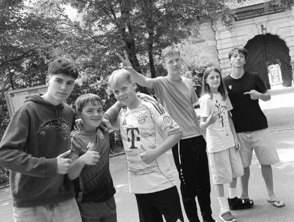 Sechs Jugendliche vor dem Burgtor