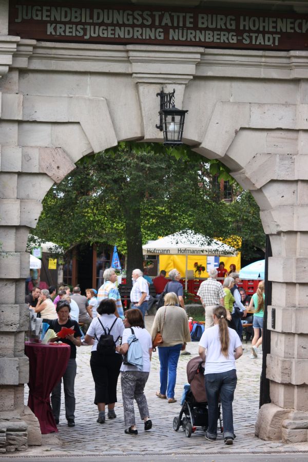 Burgtor mit Menschen