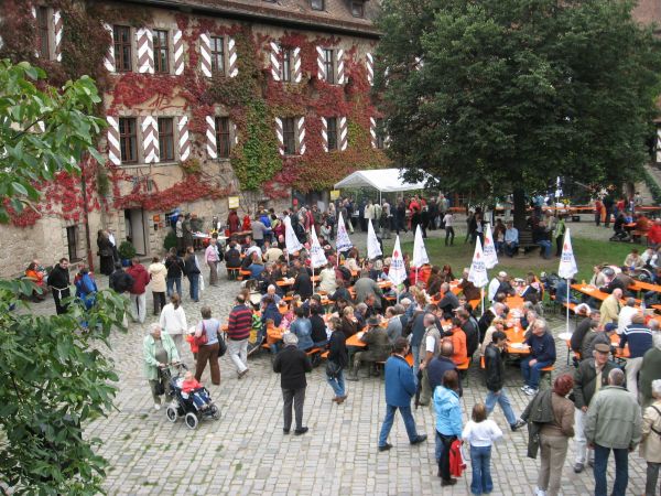 Burghof mit Menschen