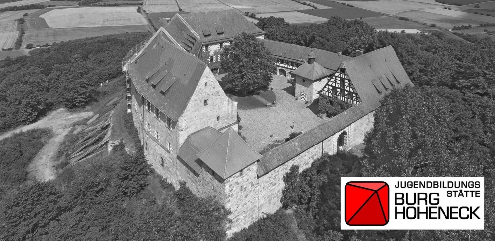 Luftbild Burg Hoheneck mit Logo der Jugendbildungsstätte